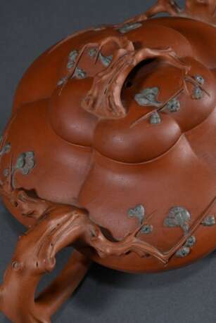 2 Diverse Zisha Teekannen aus Yixing Steinzeug in fünfpassiger Kürbisform mit Astgriffen und eingefärbten Applikationen "Pflaumenblüten", im großen Deckel gestempelt, H. 6,5/10,5cm, 1 Deckel bestoßen - photo 5 2 Diverse Zisha Teekannen aus Yixing Steinzeug in fünfpassiger Kürbisform mit Astgriffen und eingefärbten Applikationen "Pflaumenblüten", im großen Deckel gestempelt, H. 6,5/10,5cm, 1 Deckel bestoßen - photo 5