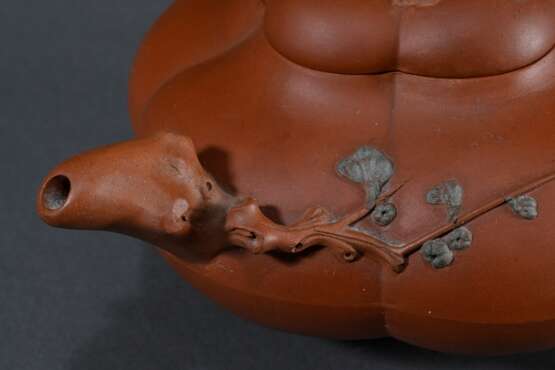 2 Diverse Zisha Teekannen aus Yixing Steinzeug in fünfpassiger Kürbisform mit Astgriffen und eingefärbten Applikationen "Pflaumenblüten", im großen Deckel gestempelt, H. 6,5/10,5cm, 1 Deckel bestoßen - photo 6 2 Diverse Zisha Teekannen aus Yixing Steinzeug in fünfpassiger Kürbisform mit Astgriffen und eingefärbten Applikationen "Pflaumenblüten", im großen Deckel gestempelt, H. 6,5/10,5cm, 1 Deckel bestoßen - photo 6