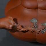 2 Diverse Zisha Teekannen aus Yixing Steinzeug in fünfpassiger Kürbisform mit Astgriffen und eingefärbten Applikationen "Pflaumenblüten", im großen Deckel gestempelt, H. 6,5/10,5cm, 1 Deckel bestoßen - photo 6