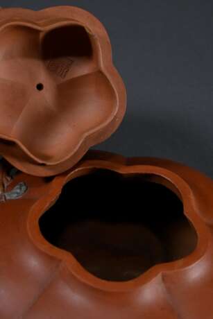 2 Diverse Zisha Teekannen aus Yixing Steinzeug in fünfpassiger Kürbisform mit Astgriffen und eingefärbten Applikationen "Pflaumenblüten", im großen Deckel gestempelt, H. 6,5/10,5cm, 1 Deckel bestoßen - photo 7 2 Diverse Zisha Teekannen aus Yixing Steinzeug in fünfpassiger Kürbisform mit Astgriffen und eingefärbten Applikationen "Pflaumenblüten", im großen Deckel gestempelt, H. 6,5/10,5cm, 1 Deckel bestoßen - photo 7