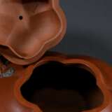 2 Diverse Zisha Teekannen aus Yixing Steinzeug in fünfpassiger Kürbisform mit Astgriffen und eingefärbten Applikationen "Pflaumenblüten", im großen Deckel gestempelt, H. 6,5/10,5cm, 1 Deckel bestoßen - photo 7