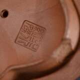 2 Diverse Zisha Teekannen aus Yixing Steinzeug in fünfpassiger Kürbisform mit Astgriffen und eingefärbten Applikationen "Pflaumenblüten", im großen Deckel gestempelt, H. 6,5/10,5cm, 1 Deckel bestoßen - photo 8