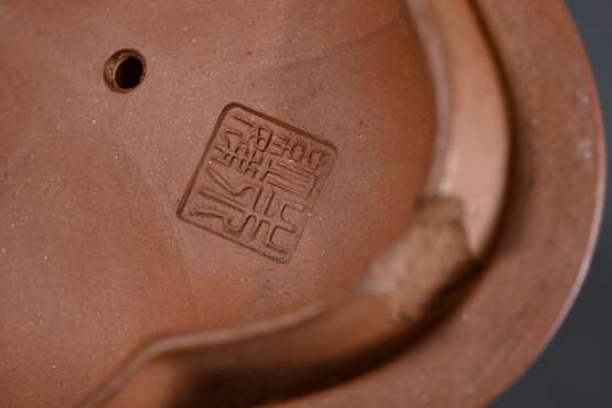 2 Diverse Zisha Teekannen aus Yixing Steinzeug in fünfpassiger Kürbisform mit Astgriffen und eingefärbten Applikationen "Pflaumenblüten", im großen Deckel gestempelt, H. 6,5/10,5cm, 1 Deckel bestoßen - photo 8 2 Diverse Zisha Teekannen aus Yixing Steinzeug in fünfpassiger Kürbisform mit Astgriffen und eingefärbten Applikationen "Pflaumenblüten", im großen Deckel gestempelt, H. 6,5/10,5cm, 1 Deckel bestoßen - photo 8