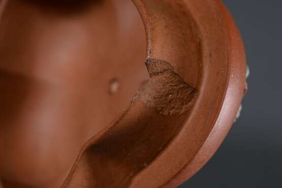 2 Diverse Zisha Teekannen aus Yixing Steinzeug in fünfpassiger Kürbisform mit Astgriffen und eingefärbten Applikationen "Pflaumenblüten", im großen Deckel gestempelt, H. 6,5/10,5cm, 1 Deckel bestoßen - photo 9 2 Diverse Zisha Teekannen aus Yixing Steinzeug in fünfpassiger Kürbisform mit Astgriffen und eingefärbten Applikationen "Pflaumenblüten", im großen Deckel gestempelt, H. 6,5/10,5cm, 1 Deckel bestoßen - photo 9