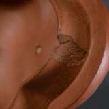 2 Diverse Zisha Teekannen aus Yixing Steinzeug in fünfpassiger Kürbisform mit Astgriffen und eingefärbten Applikationen "Pflaumenblüten", im großen Deckel gestempelt, H. 6,5/10,5cm, 1 Deckel bestoßen - photo 9