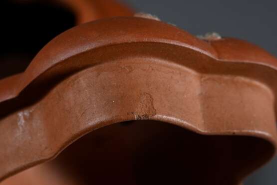 2 Diverse Zisha Teekannen aus Yixing Steinzeug in fünfpassiger Kürbisform mit Astgriffen und eingefärbten Applikationen "Pflaumenblüten", im großen Deckel gestempelt, H. 6,5/10,5cm, 1 Deckel bestoßen - photo 10 2 Diverse Zisha Teekannen aus Yixing Steinzeug in fünfpassiger Kürbisform mit Astgriffen und eingefärbten Applikationen "Pflaumenblüten", im großen Deckel gestempelt, H. 6,5/10,5cm, 1 Deckel bestoßen - photo 10