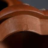 2 Diverse Zisha Teekannen aus Yixing Steinzeug in fünfpassiger Kürbisform mit Astgriffen und eingefärbten Applikationen "Pflaumenblüten", im großen Deckel gestempelt, H. 6,5/10,5cm, 1 Deckel bestoßen - photo 10