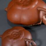 2 Diverse Zisha Teekannen aus Yixing Steinzeug in fünfpassiger Kürbisform mit Astgriffen und eingefärbten Applikationen "Pflaumenblüten", im großen Deckel gestempelt, H. 6,5/10,5cm, 1 Deckel bestoßen - photo 11