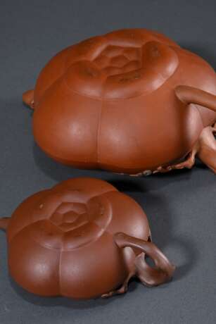 2 Diverse Zisha Teekannen aus Yixing Steinzeug in fünfpassiger Kürbisform mit Astgriffen und eingefärbten Applikationen "Pflaumenblüten", im großen Deckel gestempelt, H. 6,5/10,5cm, 1 Deckel bestoßen - photo 11 2 Diverse Zisha Teekannen aus Yixing Steinzeug in fünfpassiger Kürbisform mit Astgriffen und eingefärbten Applikationen "Pflaumenblüten", im großen Deckel gestempelt, H. 6,5/10,5cm, 1 Deckel bestoßen - photo 11