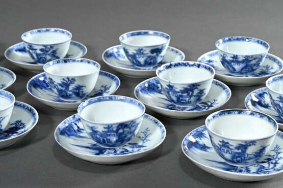 12 Chinesische Koppchen/UT mit Blaumalerei Dekor "Pagode in Flusslandschaft" und Gitterfries, um 1750, H. 3,5cm, 3 OT und 5 UT min. best., Provenienz: Nankin Cargo Auction, Christies Amsterdam 1986, danach Olde… - фото 1