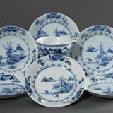 7 Diverse Teile Porzellan mit Blaumalerei Dekor: 6 tief gemuldete Teller "Springender Junge" (Ø 23cm, 2 min. best.) und Sauciere "Felsenlandschaft mit Pagode" sowie Gitterfries (H. 8,1cm), China um 17… - фото 1