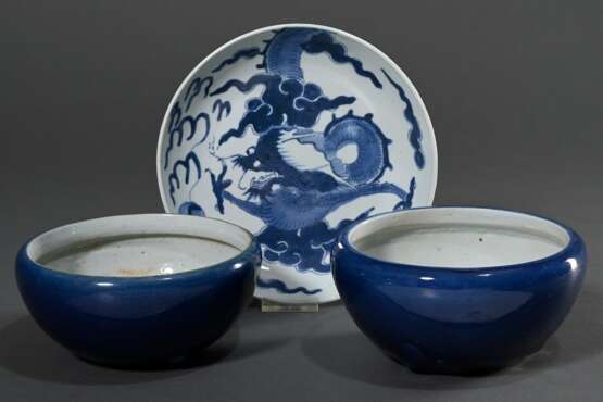 3 Diverse Teile chinesisches Porzellan: Teller mit Blaumalerei Motiv "Wolkendrache" (Ø 20cm) und 2 Schalen mit Powderblue Glasur (H. 8cm, Ø 15cm) - фото 1 3 Diverse Teile chinesisches Porzellan: Teller mit Blaumalerei Motiv "Wolkendrache" (Ø 20cm) und 2 Schalen mit Powderblue Glasur (H. 8cm, Ø 15cm) - фото 1