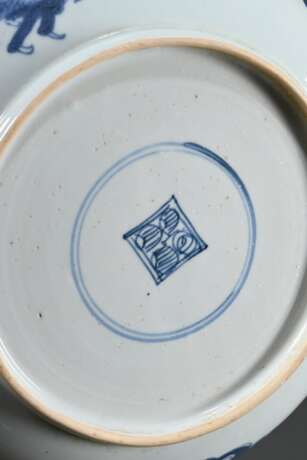 3 Diverse Teile chinesisches Porzellan: Teller mit Blaumalerei Motiv "Wolkendrache" (Ø 20cm) und 2 Schalen mit Powderblue Glasur (H. 8cm, Ø 15cm) - фото 5 3 Diverse Teile chinesisches Porzellan: Teller mit Blaumalerei Motiv "Wolkendrache" (Ø 20cm) und 2 Schalen mit Powderblue Glasur (H. 8cm, Ø 15cm) - фото 5