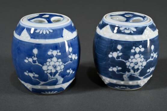 3 Diverse Teile japanisches Porzellan mit Blaumalerei Dekor: tiefe Schale mit floralen und ornamentalen Kartuschen (H. 6cm, Ø 14cm) sowie Paar Döschen in Trommelform mit durchbrochenem Deckel und Prunusdekor (H. 8,5cm)… - фото 5 3 Diverse Teile japanisches Porzellan mit Blaumalerei Dekor: tiefe Schale mit floralen und ornamentalen Kartuschen (H. 6cm, Ø 14cm) sowie Paar Döschen in Trommelform mit durchbrochenem Deckel und Prunusdekor (H. 8,5cm)… - фото 5