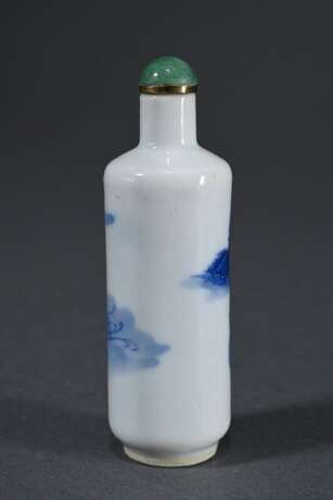 Zylindrische Porzellan Snuffbottle mit Blaumalerei "Drei chinesische Fischer auf Boot", Deckel mit Jadeit Cabochon, China 19.Jh., H. 8,5cm - фото 2 Zylindrische Porzellan Snuffbottle mit Blaumalerei "Drei chinesische Fischer auf Boot", Deckel mit Jadeit Cabochon, China 19.Jh., H. 8,5cm - фото 2