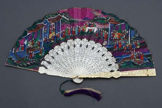 Fein geschnitzter Elfenbein Fächer mit "Höfische Szenen in weiter Landschaft", Gouachen auf Papierbespannung, Seidenquaste, in Lack Etui mit Goldbemalung, innen bemalter Stoff, Kanton 19. Jh., L. 27,8cm, Genehm… - photo 1
