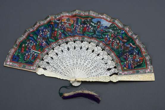 Fein geschnitzter Elfenbein Fächer mit "Höfische Szenen in weiter Landschaft", Gouachen auf Papierbespannung, Seidenquaste, in Lack Etui mit Goldbemalung, innen bemalter Stoff, Kanton 19. Jh., L. 27,8cm, Genehm… - photo 2