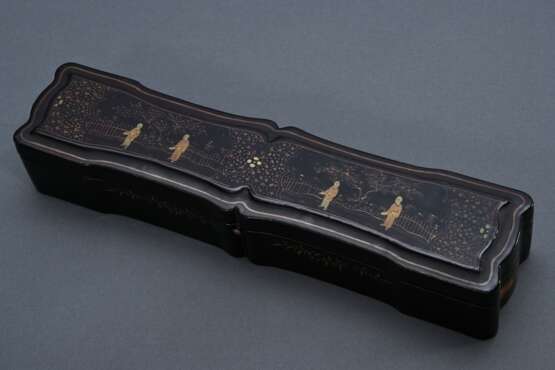 Fein geschnitzter Elfenbein Fächer mit "Höfische Szenen in weiter Landschaft", Gouachen auf Papierbespannung, Seidenquaste, in Lack Etui mit Goldbemalung, innen bemalter Stoff, Kanton 19. Jh., L. 27,8cm, Genehm… - photo 5