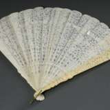 Elfenbein Brisée Fächer "Lebendige Stadtszene", L. 23,5cm, in Original Kasten mit Goldlackbemalung (5,3x27,5x6,4cm), Kanton um 1850, minimale Defekte, Genehmigung nach VO (EG) 338/97 liegt vor (kein Export auße… - Foto 4