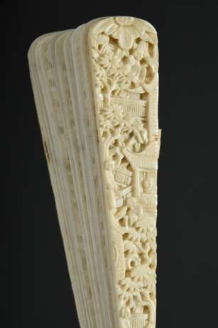 Elfenbein Brisée Fächer "Lebendige Stadtszene", L. 23,5cm, in Original Kasten mit Goldlackbemalung (5,3x27,5x6,4cm), Kanton um 1850, minimale Defekte, Genehmigung nach VO (EG) 338/97 liegt vor (kein Export auße… - Foto 6