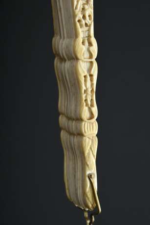 Elfenbein Brisée Fächer "Lebendige Stadtszene", L. 23,5cm, in Original Kasten mit Goldlackbemalung (5,3x27,5x6,4cm), Kanton um 1850, minimale Defekte, Genehmigung nach VO (EG) 338/97 liegt vor (kein Export auße… - Foto 7