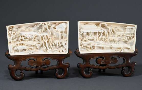 Paar feines Elfenbein Schnitzerei Reliefs "Landschaften mit Personenstaffage" auf Holzstands, China 19.Jh., 14x14/14x14,1cm, bestoßen, rest., Genehmigung nach VO (EG) 338/97 liegt vor (kein Export außerhalb der… - Foto 1