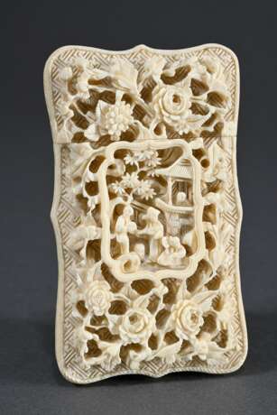 2 Diverse fein geschnitzte chinesische Elfenbein Visitenkartenetuis mit Kartuschen und Reliefs "Figuren in Landschaft", Guangdong um 1880, 9,5x5,5/9,7x5,7cm, Genehmigung nach VO (EG) 338/97 liegt vor (kein Expo… - Foto 2