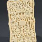 2 Diverse fein geschnitzte chinesische Elfenbein Visitenkartenetuis mit Kartuschen und Reliefs "Figuren in Landschaft", Guangdong um 1880, 9,5x5,5/9,7x5,7cm, Genehmigung nach VO (EG) 338/97 liegt vor (kein Expo… - Foto 3