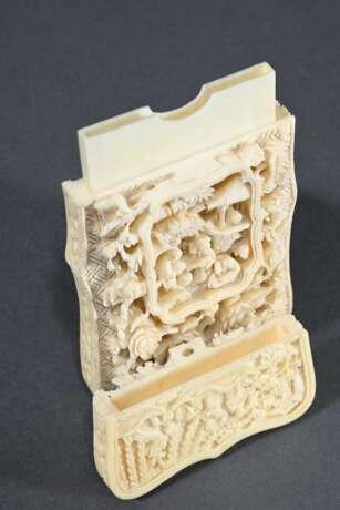 2 Diverse fein geschnitzte chinesische Elfenbein Visitenkartenetuis mit Kartuschen und Reliefs "Figuren in Landschaft", Guangdong um 1880, 9,5x5,5/9,7x5,7cm, Genehmigung nach VO (EG) 338/97 liegt vor (kein Expo… - Foto 4