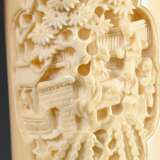 2 Diverse Teile chinesische Elfenbein Deckeldose und Becher mit feinen Schnitzerei Kartuschen in Vasen- und Vierpassform, Deckel fein floral geschnitzt, Guangdong um 1880, H. 8,3/9,8cm, rest., Genehmigung nach VO (EG) 33… - photo 6