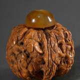 Snuffbottle aus geschnitzter Walnuss mit detailreichem figürlichem und floralem Dekor, Karneol Stöpsel, L. 5,5cm - photo 1