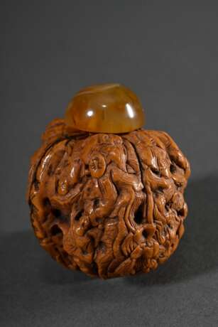 Snuffbottle aus geschnitzter Walnuss mit detailreichem figürlichem und floralem Dekor, Karneol Stöpsel, L. 5,5cm - photo 2