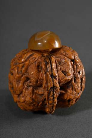 Snuffbottle aus geschnitzter Walnuss mit detailreichem figürlichem und floralem Dekor, Karneol Stöpsel, L. 5,5cm - photo 3
