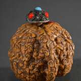 Geschnitzte Nuss als Snuffbottle gearbeitet mit Darstellung "Hundert Luohan", Silberstöpsel mit rotem und blauem Steinbesatz, L. 4,5cm - photo 1