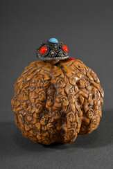 Geschnitzte Nuss als Snuffbottle gearbeitet mit Darstellung &quot;Hundert Luohan&quot;, Silberstöpsel mit rotem und blauem Steinbesatz, L. 4,5cm