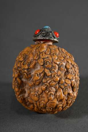 Geschnitzte Nuss als Snuffbottle gearbeitet mit Darstellung "Hundert Luohan", Silberstöpsel mit rotem und blauem Steinbesatz, L. 4,5cm - photo 2