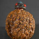 Geschnitzte Nuss als Snuffbottle gearbeitet mit Darstellung "Hundert Luohan", Silberstöpsel mit rotem und blauem Steinbesatz, L. 4,5cm - photo 2