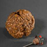 Geschnitzte Nuss als Snuffbottle gearbeitet mit Darstellung "Hundert Luohan", Silberstöpsel mit rotem und blauem Steinbesatz, L. 4,5cm - photo 4