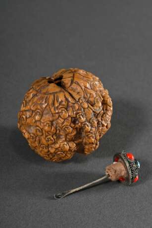 Geschnitzte Nuss als Snuffbottle gearbeitet mit Darstellung "Hundert Luohan", Silberstöpsel mit rotem und blauem Steinbesatz, L. 4,5cm - photo 4