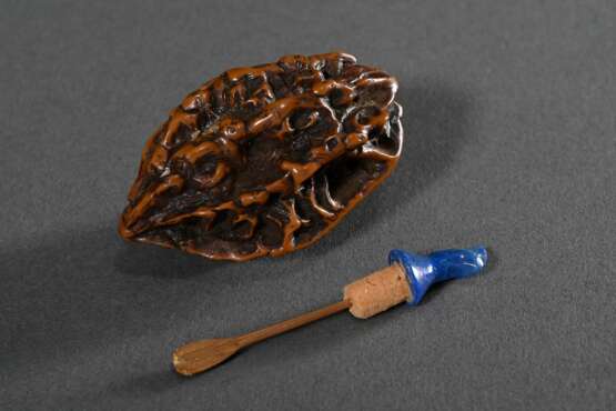 Geschnitzter Kern als Snuffbottle gearbeitet mit kleinen Personendarstellungen auf Erhebungen mit länglichem blauem Steinstöpsel, L. 6cm - photo 4