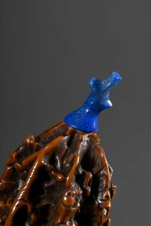 Geschnitzter Kern als Snuffbottle gearbeitet mit kleinen Personendarstellungen auf Erhebungen mit länglichem blauem Steinstöpsel, L. 6cm - photo 5