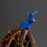 Geschnitzter Kern als Snuffbottle gearbeitet mit kleinen Personendarstellungen auf Erhebungen mit länglichem blauem Steinstöpsel, L. 6cm - photo 5
