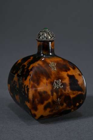 Viereckig bombierte chinesische Schildpatt Snuffbottle mit gravierten und vergoldeten Schriftzeichen, Silberstöpsel mit Steineinsatz, Boden mit Künstler Marke, H. 6cm - photo 1