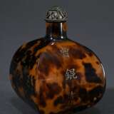 Viereckig bombierte chinesische Schildpatt Snuffbottle mit gravierten und vergoldeten Schriftzeichen, Silberstöpsel mit Steineinsatz, Boden mit Künstler Marke, H. 6cm - photo 1