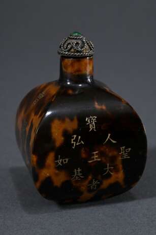 Viereckig bombierte chinesische Schildpatt Snuffbottle mit gravierten und vergoldeten Schriftzeichen, Silberstöpsel mit Steineinsatz, Boden mit Künstler Marke, H. 6cm - photo 2