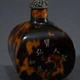 Viereckig bombierte chinesische Schildpatt Snuffbottle mit gravierten und vergoldeten Schriftzeichen, Silberstöpsel mit Steineinsatz, Boden mit Künstler Marke, H. 6cm - photo 2