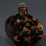 Viereckig bombierte chinesische Schildpatt Snuffbottle mit gravierten und vergoldeten Schriftzeichen, Silberstöpsel mit Steineinsatz, Boden mit Künstler Marke, H. 6cm - photo 3