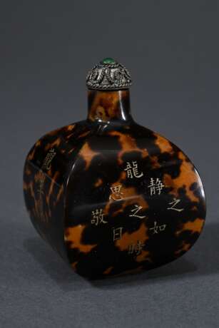 Viereckig bombierte chinesische Schildpatt Snuffbottle mit gravierten und vergoldeten Schriftzeichen, Silberstöpsel mit Steineinsatz, Boden mit Künstler Marke, H. 6cm - photo 3