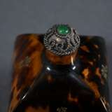 Viereckig bombierte chinesische Schildpatt Snuffbottle mit gravierten und vergoldeten Schriftzeichen, Silberstöpsel mit Steineinsatz, Boden mit Künstler Marke, H. 6cm - photo 4