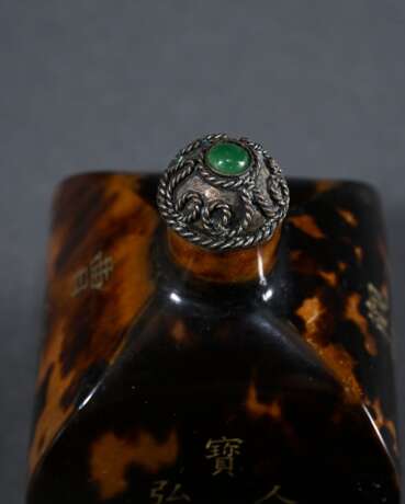 Viereckig bombierte chinesische Schildpatt Snuffbottle mit gravierten und vergoldeten Schriftzeichen, Silberstöpsel mit Steineinsatz, Boden mit Künstler Marke, H. 6cm - photo 4